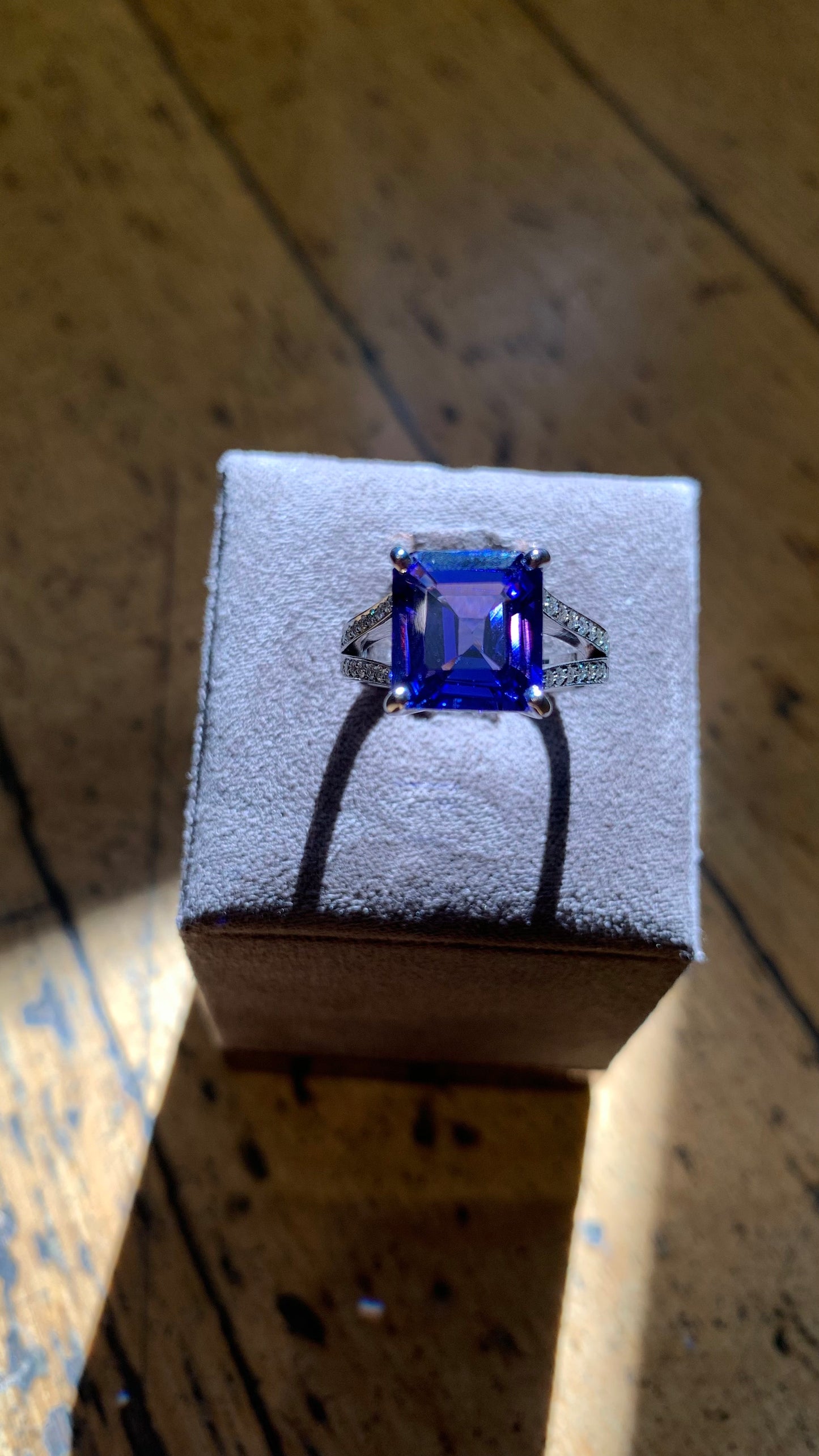 Anello con Tanzanite e Diamanti in Oro Bianco